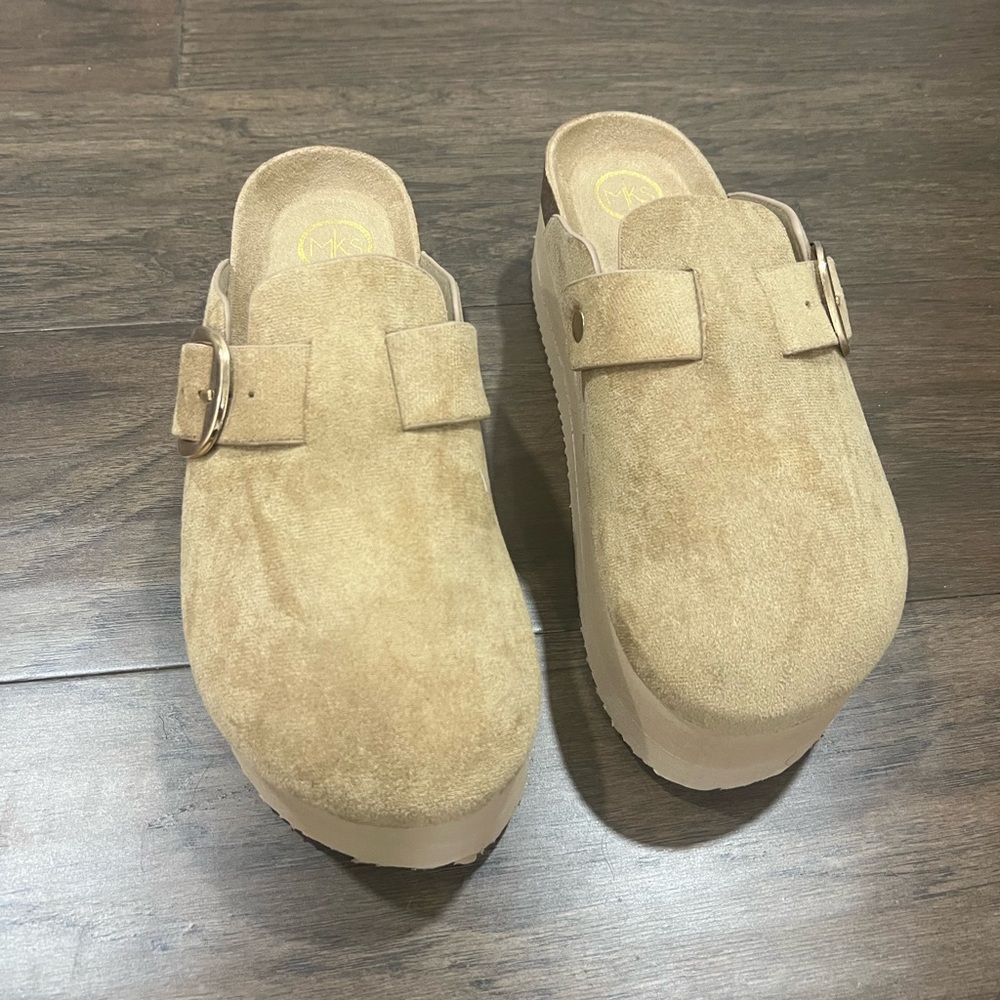 Brand new platform big buckle clogs